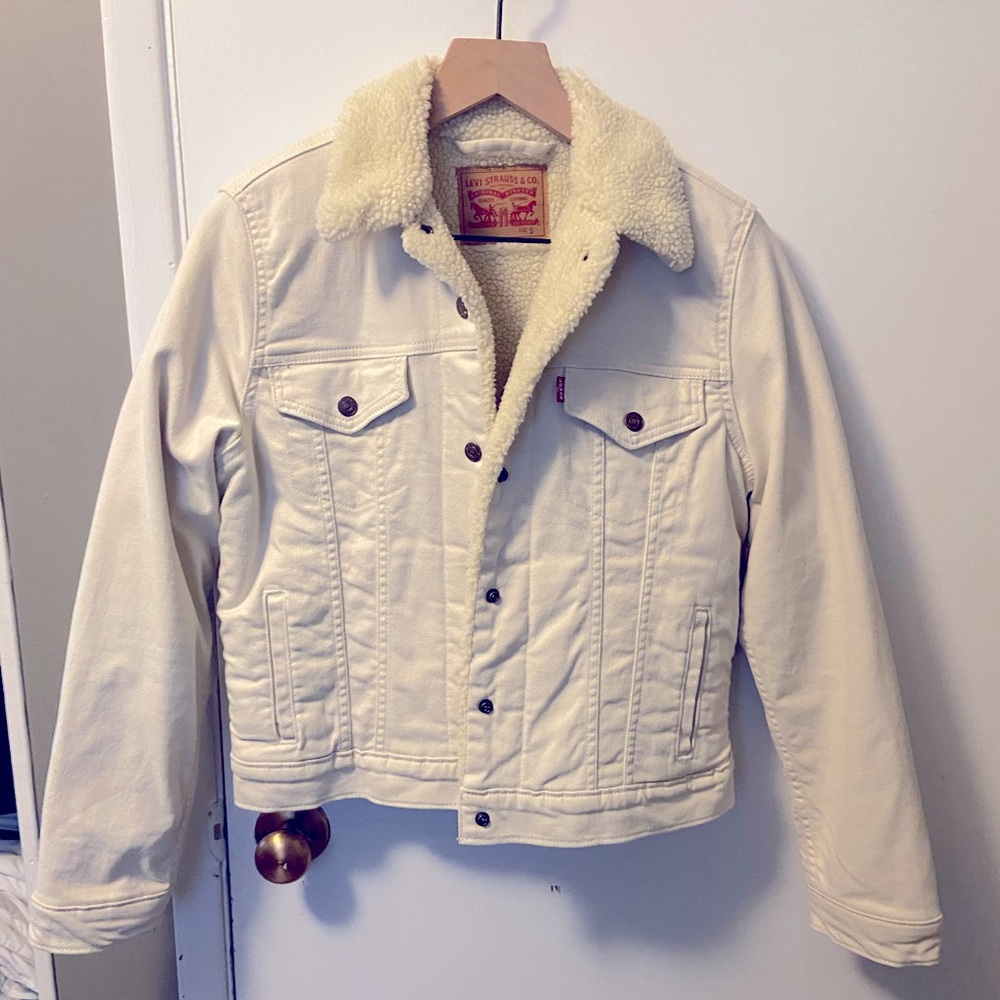 White Levi’s ex-boyfriend Sherpa trucker jacket size small